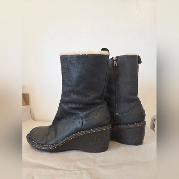 UGG Hartley Boots Mid Calf Black Sheepskin Leather Sherpa Lined Wedge Heel 8 - Picture 2 of 11